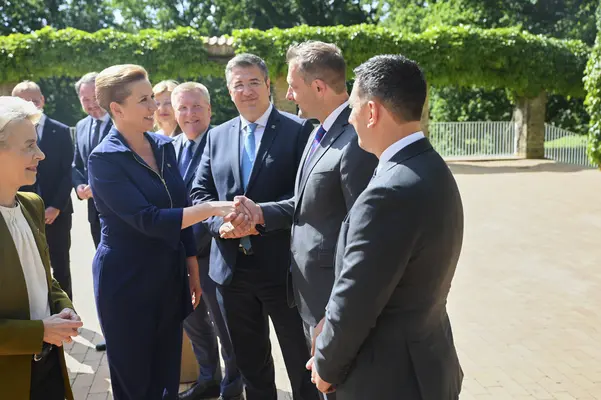 Le commissaire européen Christophe Hansen accueilli au Danemark par la première ministre Mette Frederiksen