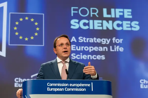 La commissaire européenne à la Santé, Oliver Varhelyi, en conférence de presse à Bruxelles