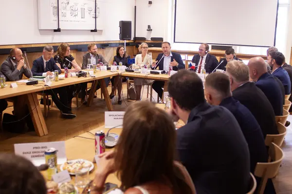 Le commissaire européen à l'Agriculture, Christophe Hansen, en déplacement en République tchèque