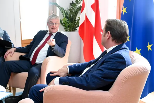 Le commissaire européen au Bien-être animal, Oliver Varhelyi avec le ministre de l'Agriculture danois Jacob Jensen