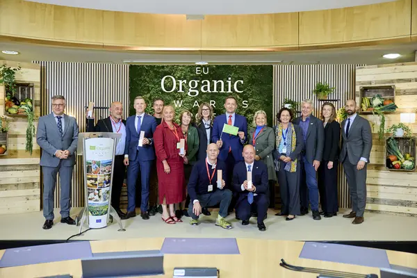 Les lauréats des EU organic Awards avec le commissaire européen Christophe Hansen