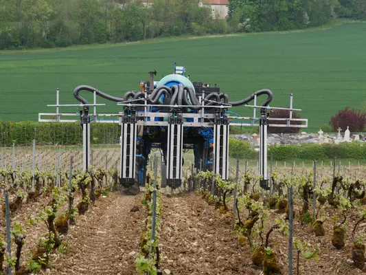 Traitement de la vigne à l'aide d'un pulvérisateur