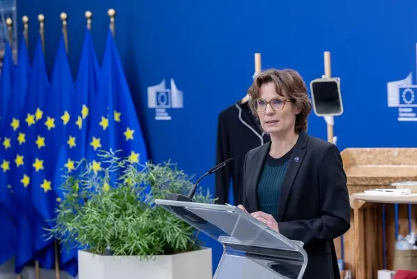 La commissaire européenne à l'Environnement, Jessika Roswall en conférence de presse