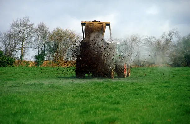  Epandage de fumier composté sur prairie