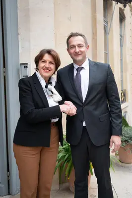 Le commissaire européen Christophe Hansen et la ministre française de l'Agriculture Annie Genevard se serrent la main à Paris