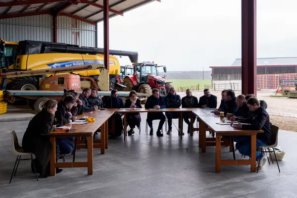 Echange entre le président Macron, la ministre Genevard et des agriculteurs dans une ferme de Haute Saône