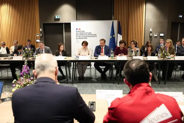 Christophe Hansen et Annie Genevard rencontrent les professionnels sur le SIA