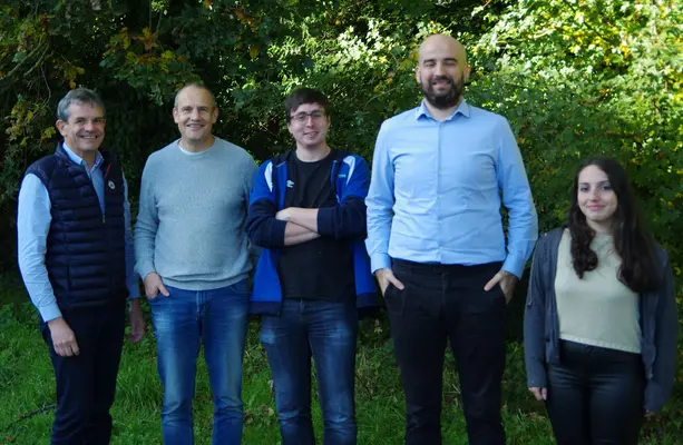 de gauche à droite, Laurent Gautier, Vincent Gauthier, les cofondateurs de Wel2be avec une partie de l’équipe