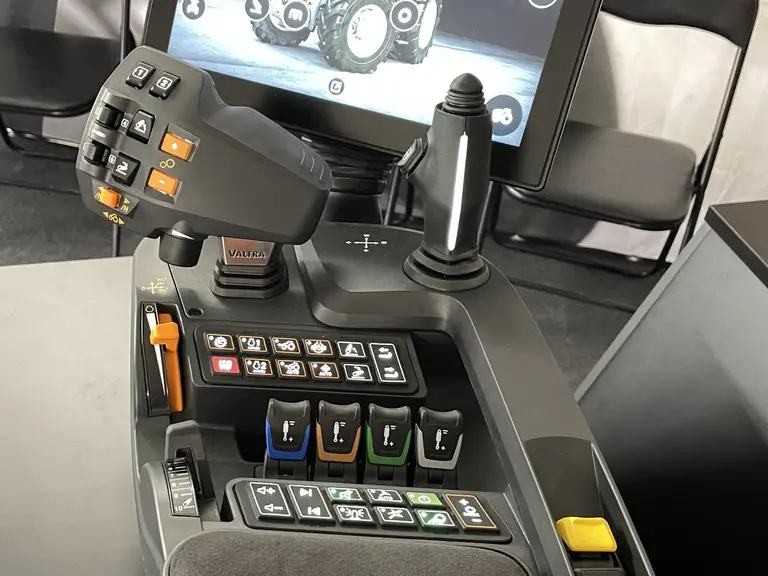 Joystick de l'accoudoir SmartTouch Gen 2 sur le tracteur Valtra série T de sixième génération.