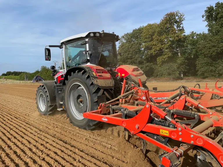 Tracteur Massey Ferguson MF 7S Mark 2 avec un déchaumeur à dents Kuhn