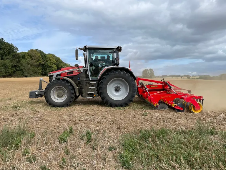 Tracteur Massey Ferguson MF 7S Mark 2 avec un déchaumeur à disques indépendants Väderstad Carrier 