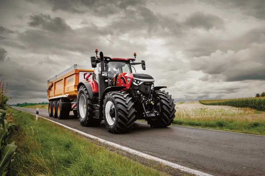 tracteur Case IH Optum 440 sur la route avec une benne Joskin