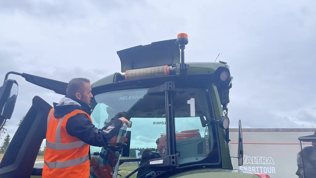 Filtre de cabine dans le toit du tracteur Valtra série T de sixième génération.