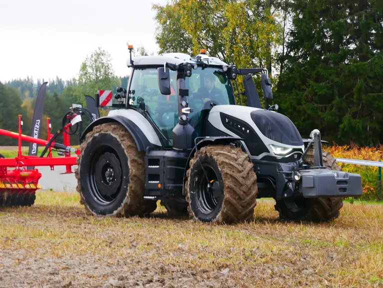 Tracteur Valtra série T de sixième génération au travail du sol.
