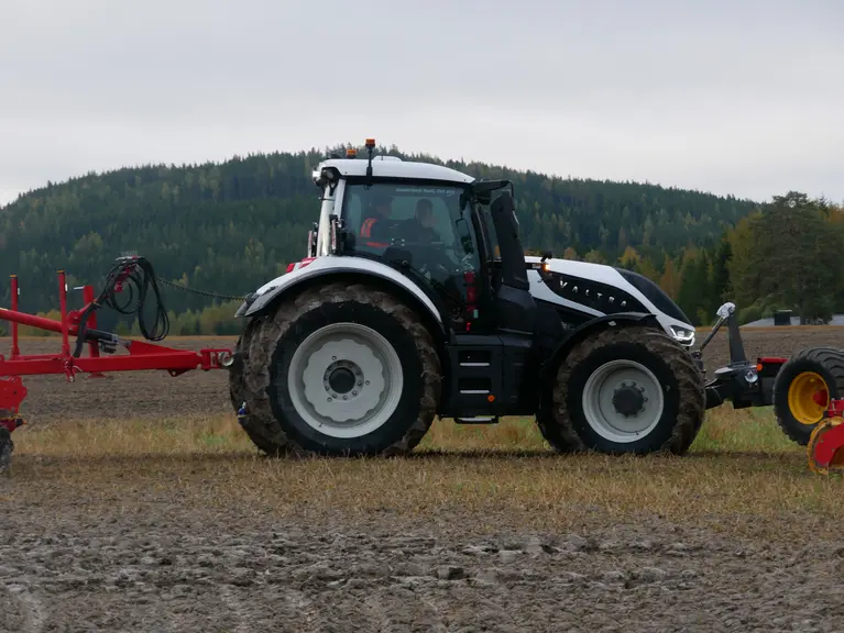 Tracteur Valtra série T de sixième génération au champ.