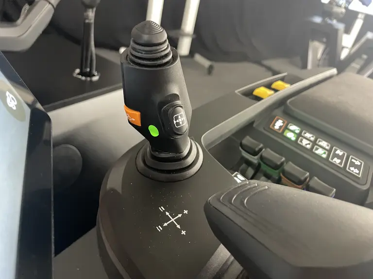 Mini-joystick monté sur l'accoudoir SmartTouch Gen 2 et Active Gen 2 du tracteur Valtra série T de sixième génération.