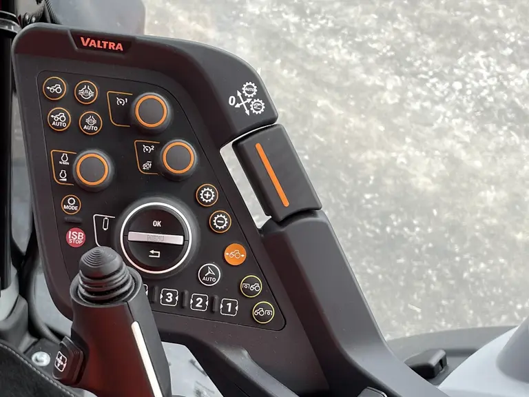 Accoudoir  Active Gen 2 sur le tracteur Valtra série T de sixième génération.