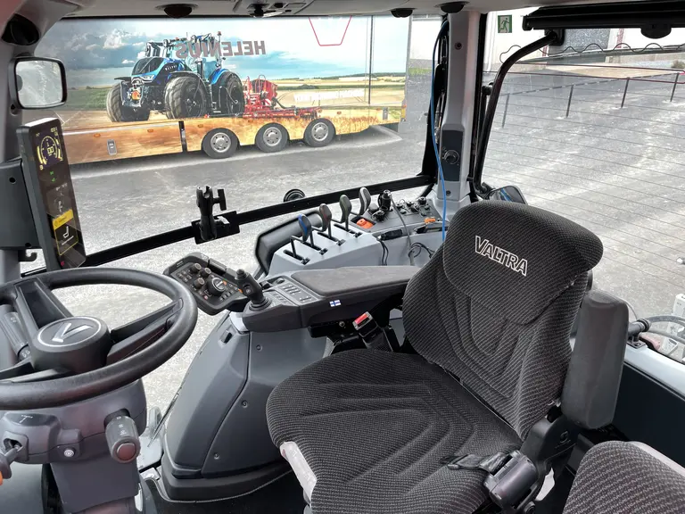 Cabine du tracteur Valtra série T de sixième génération avec l'accoudoir Active Gen 2.