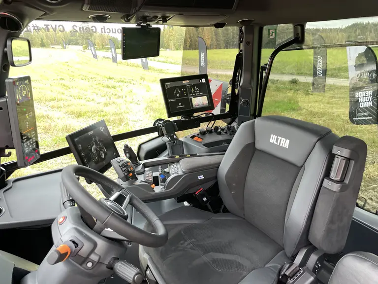 Cabine du tracteur Valtra série T de sixième génération avec l'accoudoir SmartTouch Gen 2.