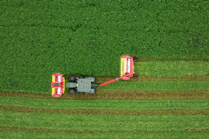 Faucheuse Pottinger NOVACAT T 3100 S RC et tracteur John Deere 6R150