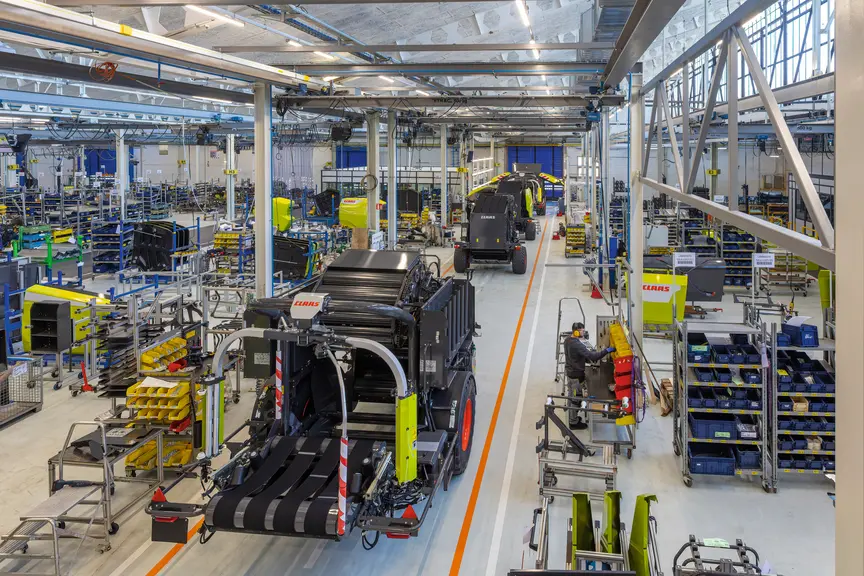 Usine Claas de Woippy avec chaîne d'assemblage des presses enrubanneuses