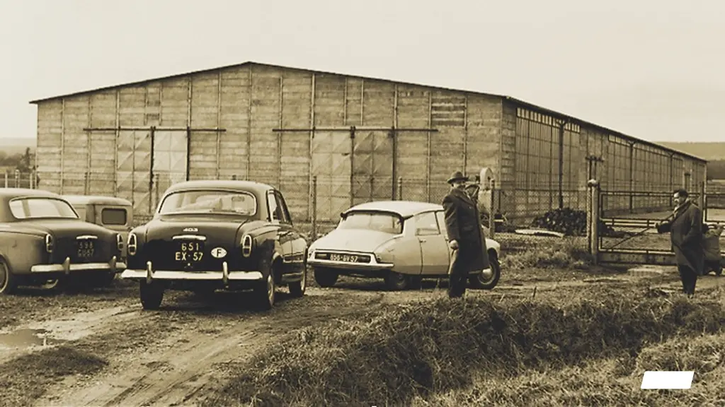 Usine Claas de Woippy dans les années 1960 avec Peugeot 403 et Ciroën DS