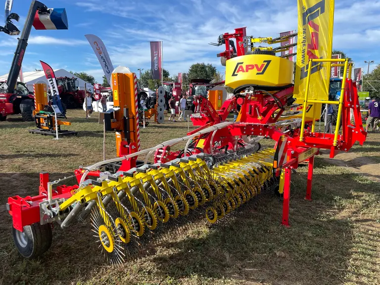 herse étrille rotative APV avec semoir de petites graines
