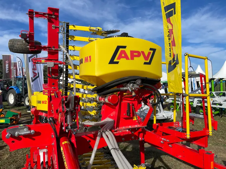 semoir de petites graines sur herse étrille rotative APV