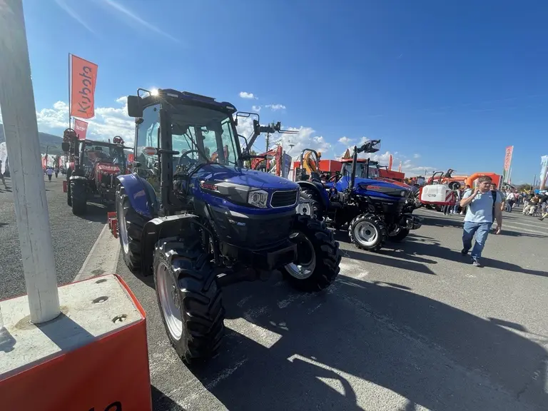 Tracteur indien Farmtrac sur le stand Kubota au Sommet de l'élevage 2026