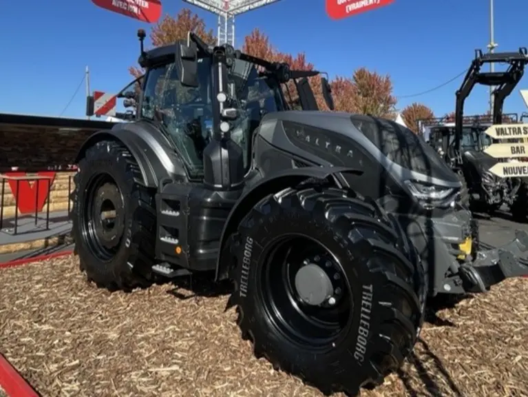 Tracteur Valtra T6 au Sommet de l'élevage 2026