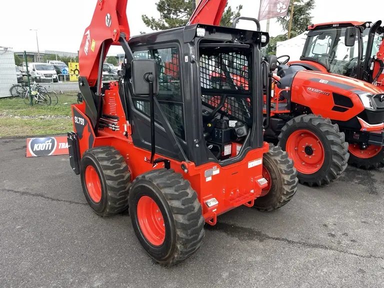 Skid-Steer Kioti au sommet de l'élevage