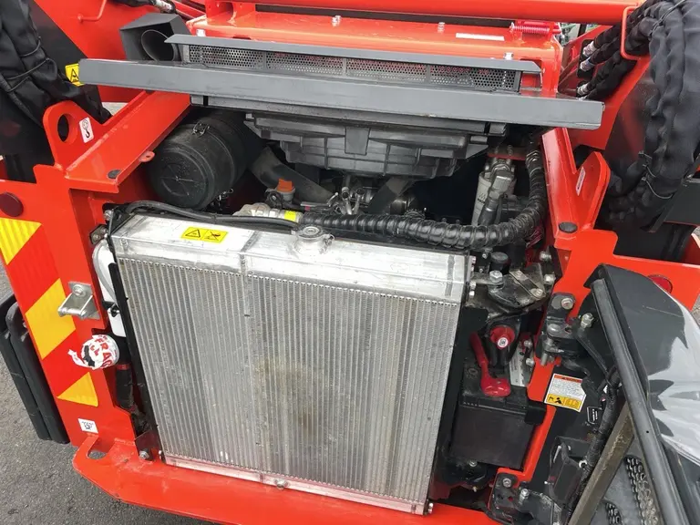 Skid-Steer Kioti au sommet de l'élevage vue du moteur