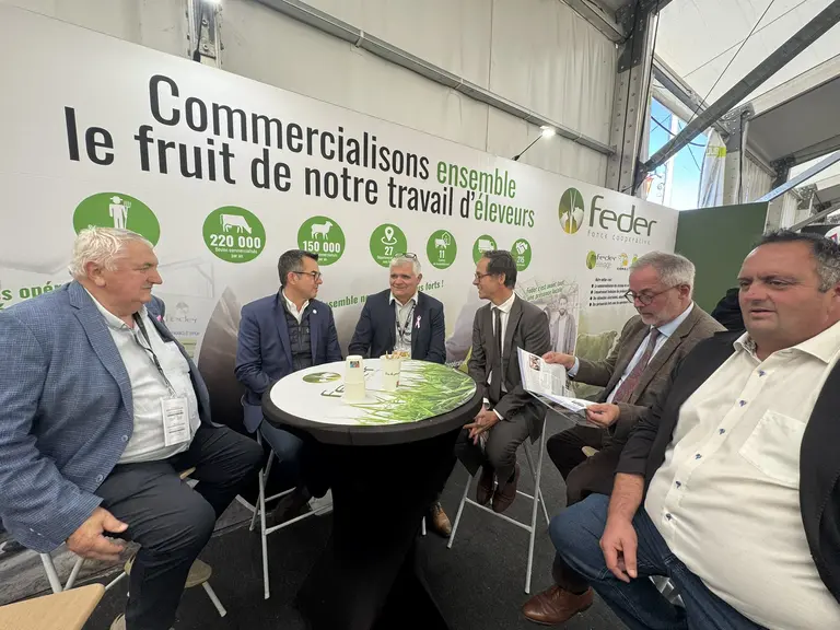 Échanges sur le stand Feder.