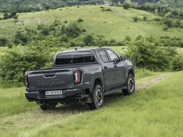 <em class="placeholder">Utilitaire 4x4 pick-up Toyota Hilux électrique.</em>