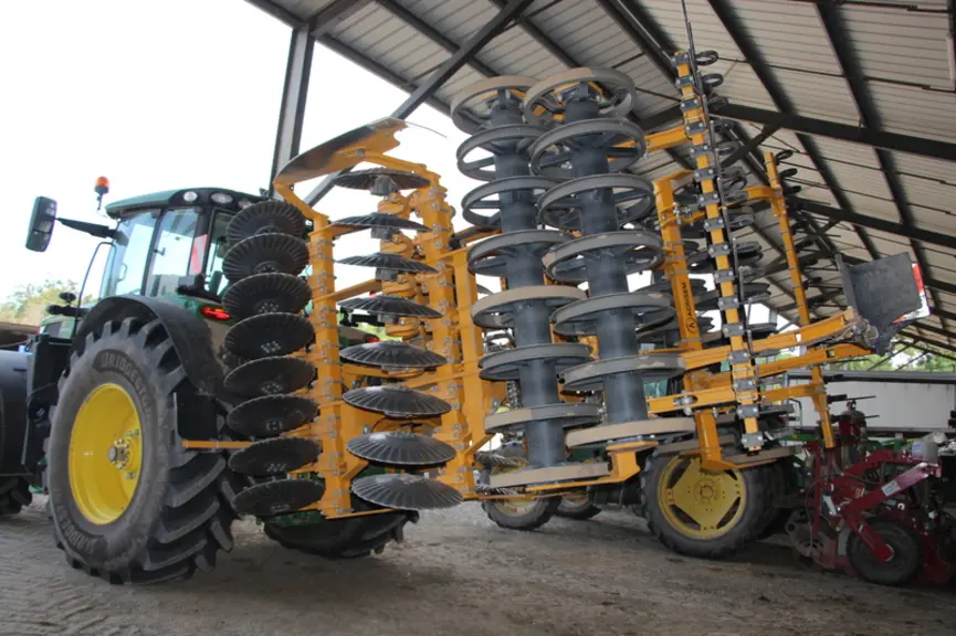 Equipement Disc-O-Mulch pour entretenir les sols sans les retourner.