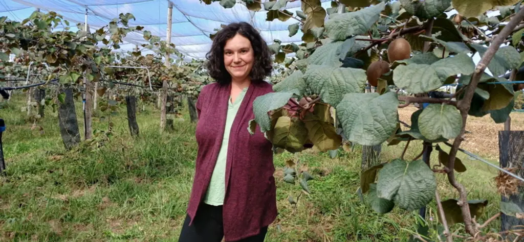 <em class="placeholder">Charlène Cros, productrice à Escos dans les Pyrénées-Atlantiques, pose sur sa parcelle de kiwis. </em>