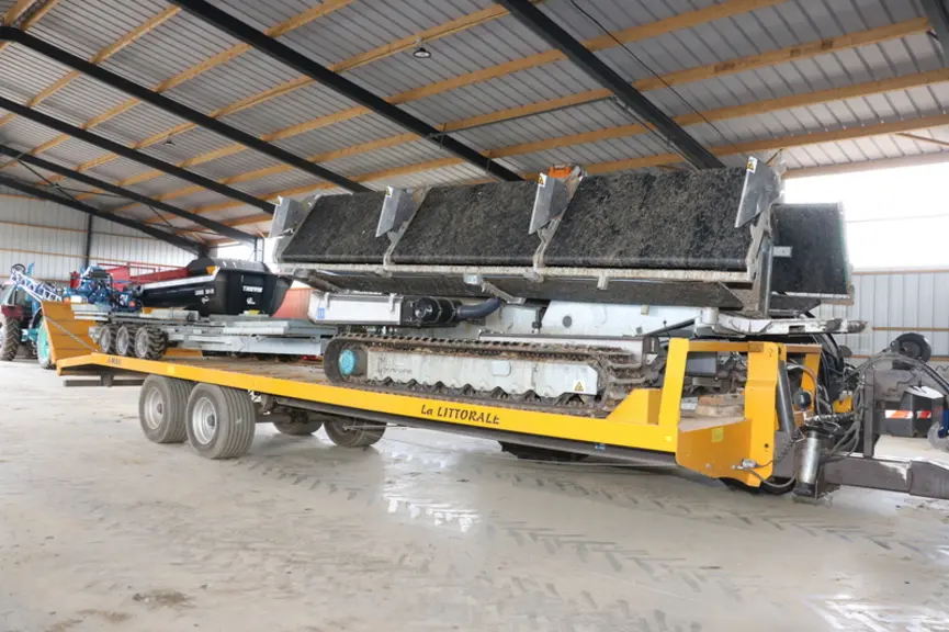 La machine Apollo est transportée entre les sites d’élevage sur une remorque La Littorale de 10 mètres de long.