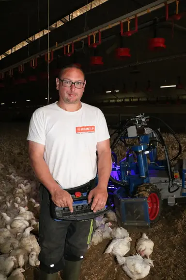 Le ramassage mobilise trois personnes, Christophe Gall, pilotant la machine et deux opérateurs pour surveiller le remplissage des casiers des conteneu