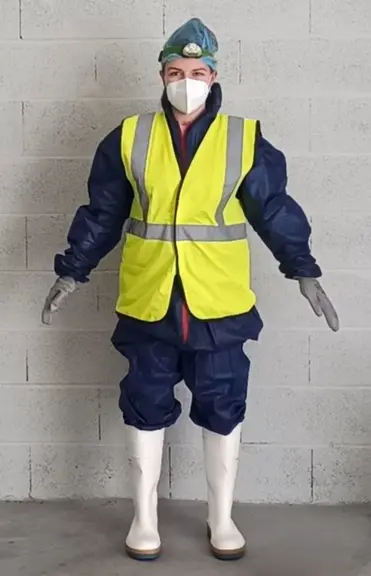 EPI à porter lors d’une intervention en élevage : bottes, combinaison, gants, masque FFP2, charlotte, gilet haute visibilité et, si besoin, lampe fron