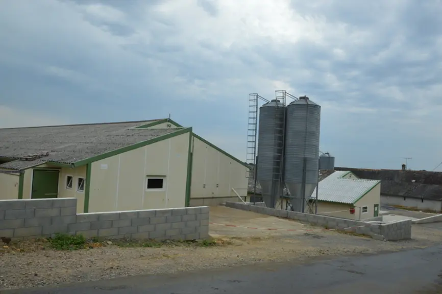 <em class="placeholder">En rénovant deux bâtiments, pour une superficie totale de 2200m², Célestin Foret a trouvé les moyens de son installation.</em>