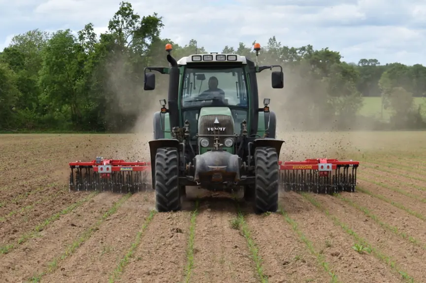 <em class="placeholder">Tracteur équipé d'une hour rotative pour désherber mécaniquement les ray-grass</em>