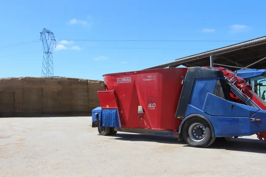 mélangeuse devant les silos, pour la ration des vaches laitières
