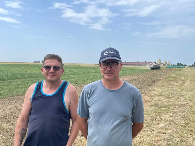 Denis Van Landeghem et Cédric Minet devant le robot sur chenilles AgXeed AgBot T2 5 Series et fraise Celli