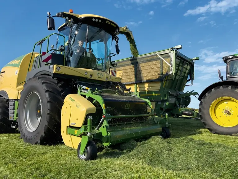 <em class="placeholder">Ensileuse Krone avec pick-up EasyFlow Plus de Krone à l'ensilage d'herbe</em>