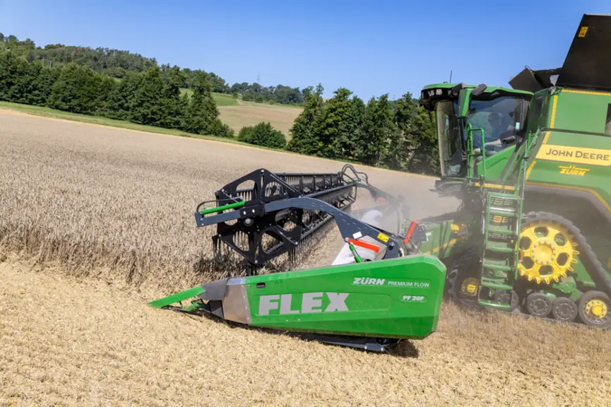 <em class="placeholder">Coupe à tapis Premium Flow à lamier Flex de Zürn Harvesting sur moissonneuse-batteuse John Deere
</em>