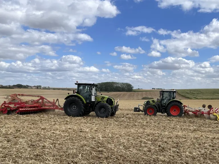 Tracteurs Claas Arion serie 5.180 et Arion 570 Night Edition au déchaumage