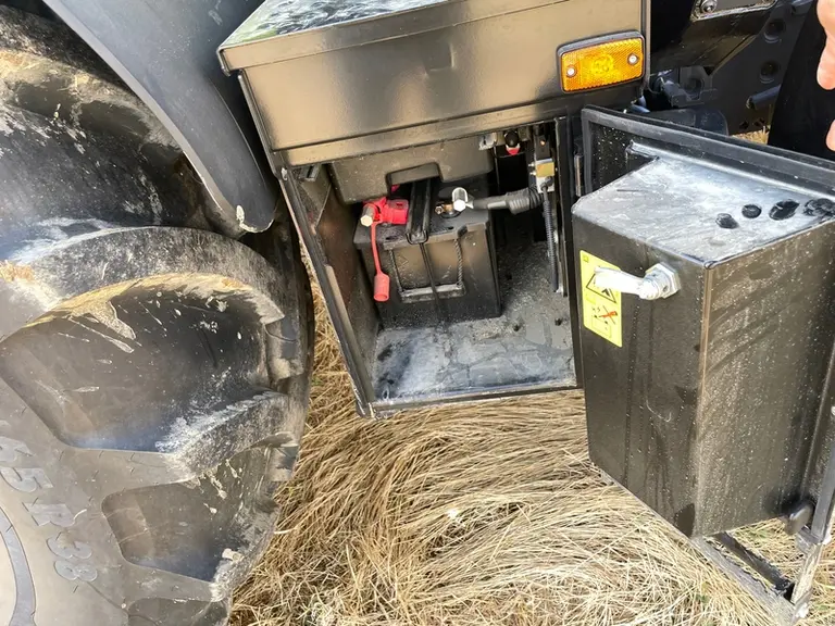Emplacement batterie du Tracteur Claas Arion série 5