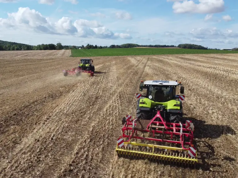 Tracteur Claas Arion série 5.180 et Arion 570 au déchaumage