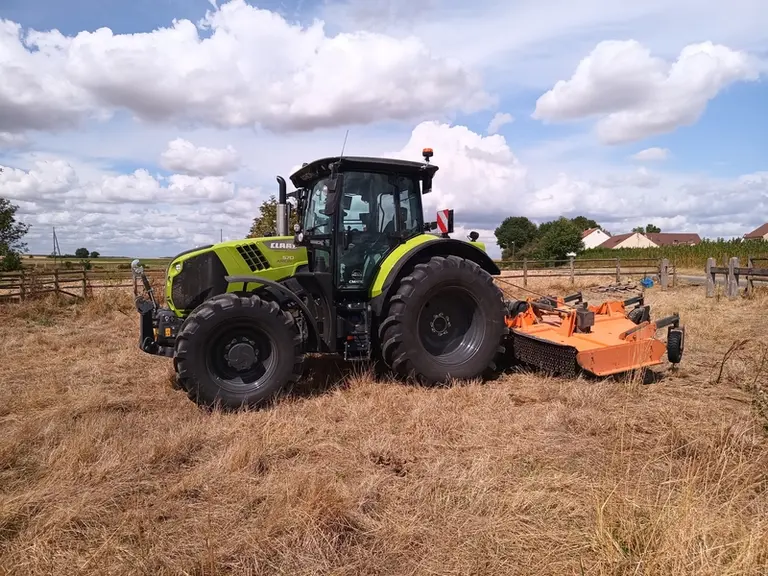 Tracteur Claas Arion serie 570 Night Edition avec gyrobroyeur