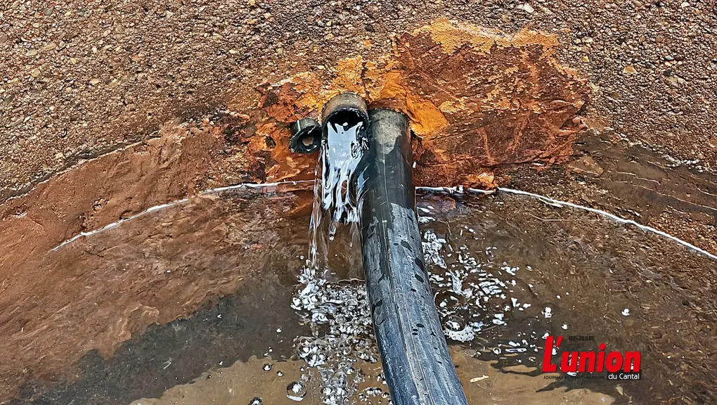 De l'eau coule dans un bassin de type buse de regard